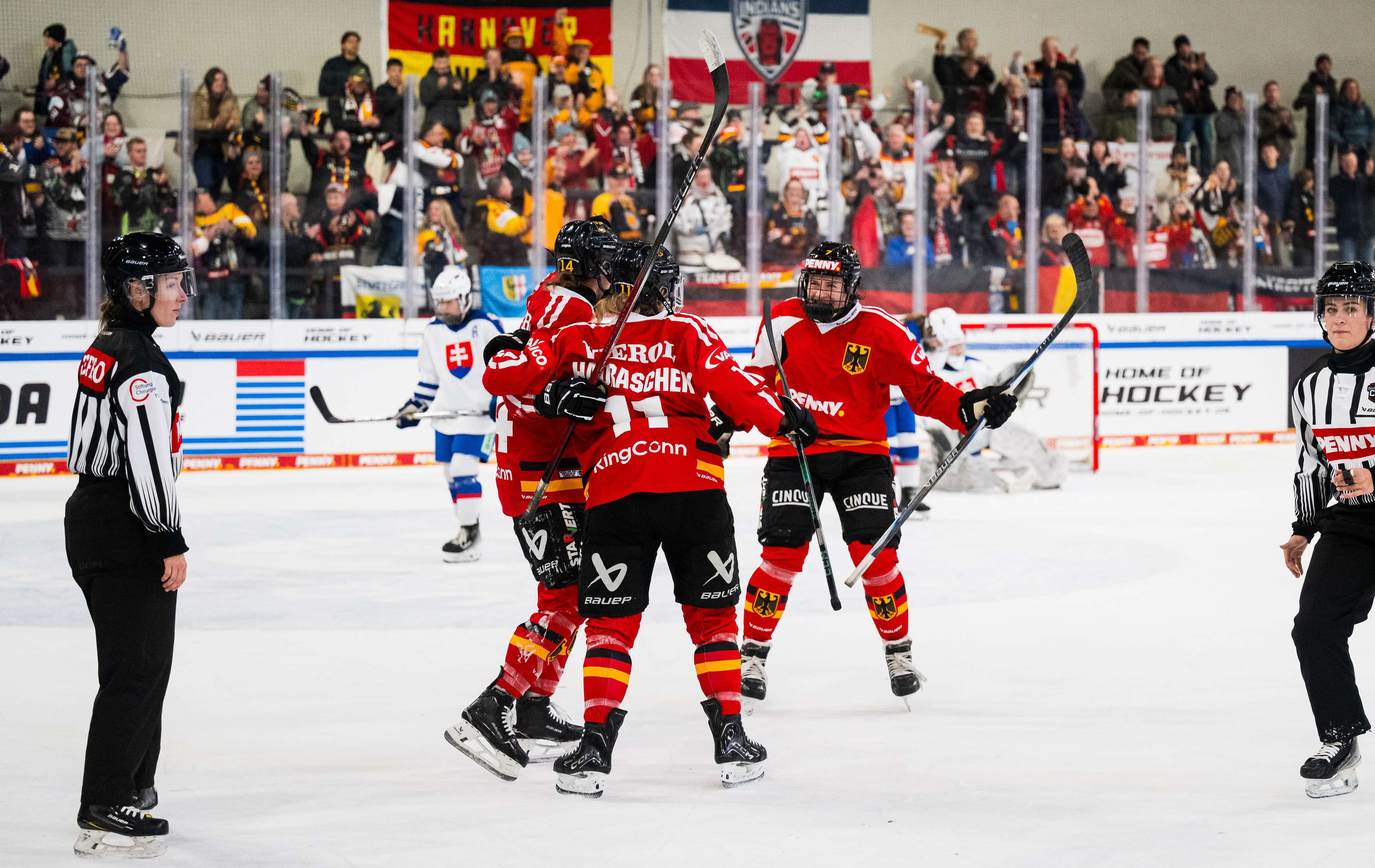 cp F GER SVK DCup25 166k